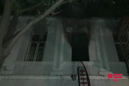 Mərkəzi univermağın yanında bina yanır - TƏCİLİ+FOTOLAR Mərkəzi univermağın yanında bina yanır - TƏCİLİ+FOTOLAR