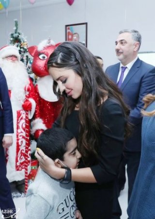 Leyla Əliyeva Hematologiya və Transfuziologiya İnstitutunda müalicə alan uşaqlarla görüşüb - FOTO Leyla Əliyeva Hematologiya və Transfuziologiya İnstitutunda müalicə alan uşaqlarla görüşüb - FOTO