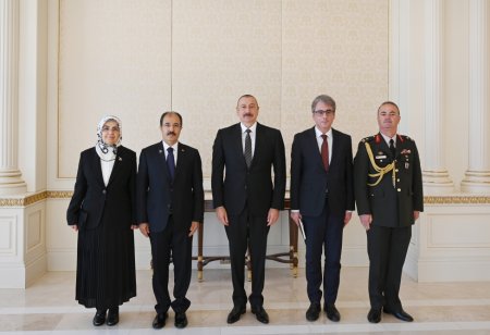 Azərbaycan Respublikasının Prezidenti İlham Əliyev mayın 3-də Türkiyə Respublikasının ölkəmizdə yeni təyin olunmuş fövqəladə və səlahiyyətli səfiri Cahit Bağçının etimadnaməsini qəbul edib Azərbaycan Respublikasının Prezidenti İlham Əliyev mayın 3-də Türkiyə Respublikasının ölkəmizdə yeni təyin olunmuş fövqəladə və səlahiyyətli səfiri Cahit Bağçının etimadnaməsini qəbul edib