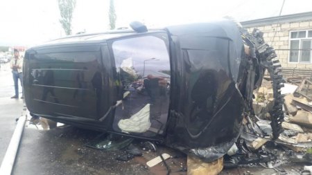 Tovuzda ağır qəza, “VAZ 2106” “Rang Rover”lə toqquşub - Foto