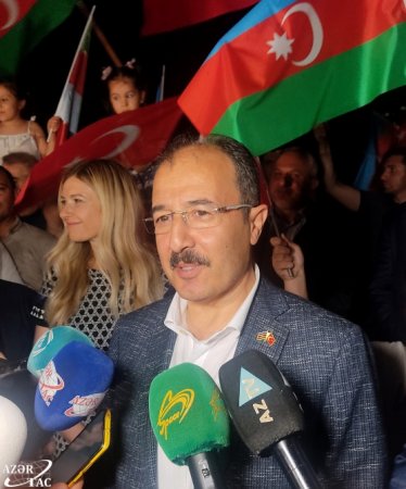 Heydər Əliyev Mərkəzinin binası üzərinə Türkiyənin bayrağı videoproyeksiya olunub Heydər Əliyev Mərkəzinin binası üzərinə Türkiyənin bayrağı videoproyeksiya olunub