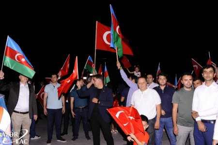 Heydər Əliyev Mərkəzinin binası üzərinə Türkiyənin bayrağı videoproyeksiya olunub Heydər Əliyev Mərkəzinin binası üzərinə Türkiyənin bayrağı videoproyeksiya olunub