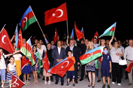 Heydər Əliyev Mərkəzinin binası üzərinə Türkiyənin bayrağı videoproyeksiya olunub Heydər Əliyev Mərkəzinin binası üzərinə Türkiyənin bayrağı videoproyeksiya olunub
