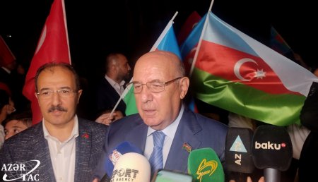 Heydər Əliyev Mərkəzinin binası üzərinə Türkiyənin bayrağı videoproyeksiya olunub Heydər Əliyev Mərkəzinin binası üzərinə Türkiyənin bayrağı videoproyeksiya olunub