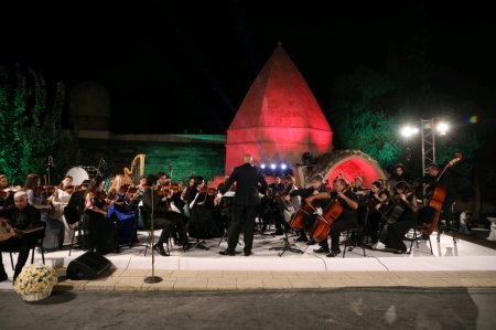 Şirvanşahlar sarayında Nizami Gəncəvi yaradıcılığına həsr olunmuş musiqili ədəbi-bədii gecə proqramı təşkil olunub Şirvanşahlar sarayında Nizami Gəncəvi yaradıcılığına həsr olunmuş musiqili ədəbi-bədii gecə proqramı təşkil olunub