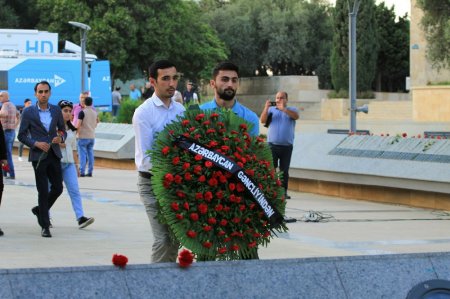 Gənclər Bakıdakı “Türk şəhidliyi” abidəsini ziyarət ediblər