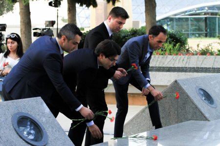 Gənclər Bakıdakı “Türk şəhidliyi” abidəsini ziyarət ediblər