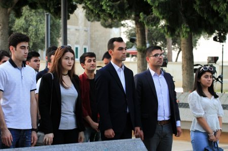 Gənclər Bakıdakı “Türk şəhidliyi” abidəsini ziyarət ediblər