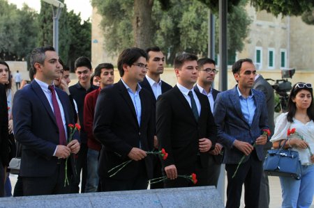 Gənclər Bakıdakı “Türk şəhidliyi” abidəsini ziyarət ediblər