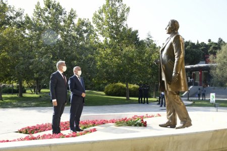 YAP-ın Nizami, Xətai, Nəsimi və Binəqədi rayon təşkilatlarının yeni sədrləri partiya aktivinə təqdim olunub YAP-ın Nizami, Xətai, Nəsimi və Binəqədi rayon təşkilatlarının yeni sədrləri partiya aktivinə təqdim olunub