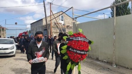 Koronavirusdan vəfat edən jurnalist dəfn olunub - FOTO Koronavirusdan vəfat edən jurnalist dəfn olunub - FOTO