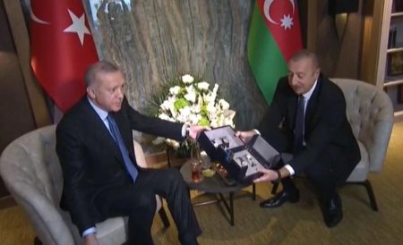 Prezident: "Yaxından çəkin, əziz qardaşım hədiyyə edib" - FOTOLAR Prezident: "Yaxından çəkin, əziz qardaşım hədiyyə edib" - FOTOLAR