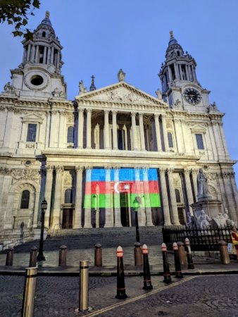 London şəhərində 6 bina Azərbaycan bayrağının rəngləri ilə işıqlandırılıb