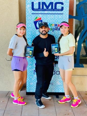 ABŞ-da yaşayan azərbaycanlı əkiz bacılar tennis yarışının qalibi olublar ABŞ-da yaşayan azərbaycanlı əkiz bacılar tennis yarışının qalibi olublar