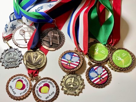ABŞ-da yaşayan azərbaycanlı əkiz bacılar tennis yarışının qalibi olublar ABŞ-da yaşayan azərbaycanlı əkiz bacılar tennis yarışının qalibi olublar