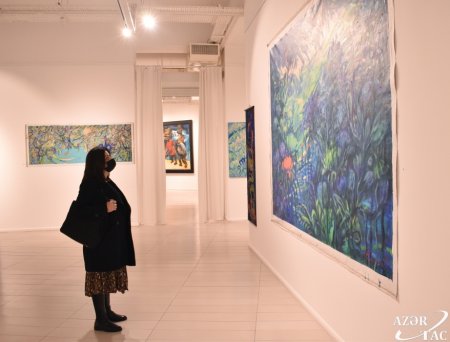 Rəssam İnna Kostinanın “Yerin, göyün baharı…” adlı fərdi sərgisi açılıb