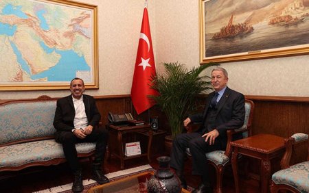 Türkiyənin müdafiə naziri konsert gəlirlərini orduya bağışlayan müğənni görüşdü - FOTO Türkiyənin müdafiə naziri konsert gəlirlərini orduya bağışlayan müğənni görüşdü - FOTO