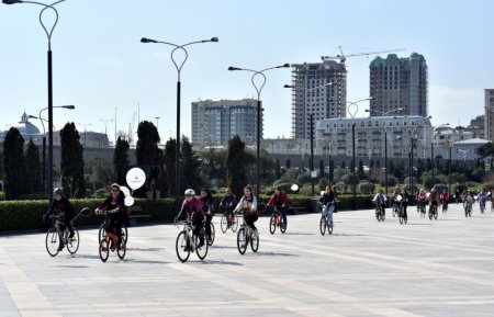 Bakıda Beynəlxalq Qadınlar Günü münasibətilə veloyürüş keçirilib