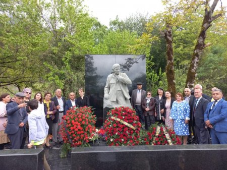 Çağdaş Azərbaycan ədəbiyyatının görkəmli nümayəndəsi, Xalq şairi Musa Yaqubun vəfatının bir illiyi münasibətilə mayın 7-də onun doğulduğu İsmayıllı rayonunun Buynuz kəndində anım mərasimi keçirildi. Çağdaş Azərbaycan ədəbiyyatının görkəmli nümayəndəsi, Xalq şairi Musa Yaqubun vəfatının bir illiyi münasibətilə mayın 7-də onun doğulduğu İsmayıllı rayonunun Buynuz kəndində anım mərasimi keçirildi.