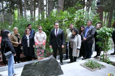 Xalq artisti, görkəmli bəstəkar Rauf Hacıyevin məzarı ziyarət olunub Xalq artisti, görkəmli bəstəkar Rauf Hacıyevin məzarı ziyarət olunub