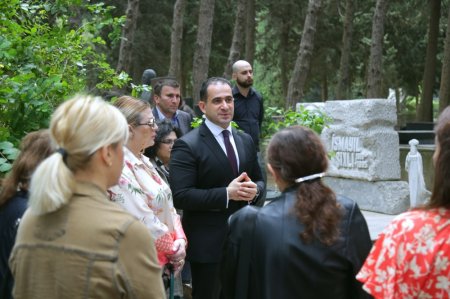 Xalq artisti, görkəmli bəstəkar Rauf Hacıyevin məzarı ziyarət olunub Xalq artisti, görkəmli bəstəkar Rauf Hacıyevin məzarı ziyarət olunub