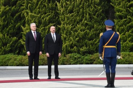 Litva Prezidentinin Bakıda qarşılanma mərasimi oldu Litva Prezidentinin Bakıda qarşılanma mərasimi oldu
