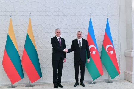 Litva Prezidentinin Bakıda qarşılanma mərasimi oldu Litva Prezidentinin Bakıda qarşılanma mərasimi oldu
