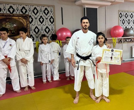 Uşaqlar, yeniyetmələr, gənclər və böyüklər fudokan üzrə kəmər üçün dərəcə imtahanları veriblər Uşaqlar, yeniyetmələr, gənclər və böyüklər fudokan üzrə kəmər üçün dərəcə imtahanları veriblər
