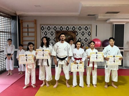 Uşaqlar, yeniyetmələr, gənclər və böyüklər fudokan üzrə kəmər üçün dərəcə imtahanları veriblər Uşaqlar, yeniyetmələr, gənclər və böyüklər fudokan üzrə kəmər üçün dərəcə imtahanları veriblər
