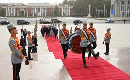 Milli Məclisin sədri Düşənbədə İsmoili Somoninin abidəsi önünə gül çələngi qoyub Milli Məclisin sədri Düşənbədə İsmoili Somoninin abidəsi önünə gül çələngi qoyub
