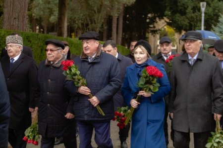 Azərbaycan Ağsaqqallar Şurasının üzvləri Ümummilli Liderin məzarını ziyarət ediblər Azərbaycan Ağsaqqallar Şurasının üzvləri Ümummilli Liderin məzarını ziyarət ediblər
