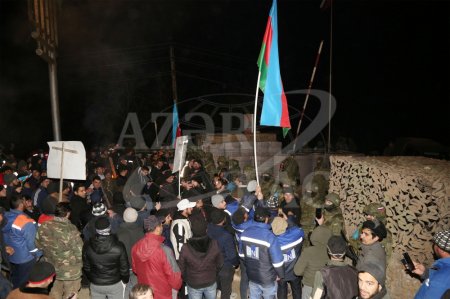 Laçın-Şuşa yolunda etiraz aksiyası gecə saatlarında da davam edir Laçın-Şuşa yolunda etiraz aksiyası gecə saatlarında da davam edir