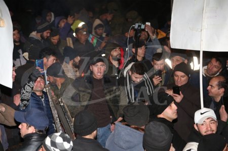 Laçın-Şuşa yolunda etiraz aksiyası gecə saatlarında da davam edir Laçın-Şuşa yolunda etiraz aksiyası gecə saatlarında da davam edir