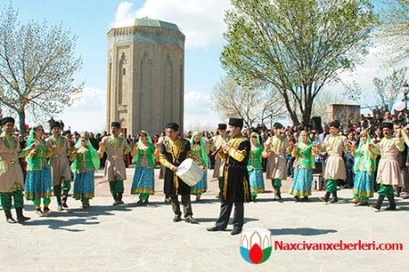 ARKANDA BİZ VARIZ,  A TÜRK QARDAŞIM - FOTO