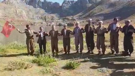 ARKANDA BİZ VARIZ,  A TÜRK QARDAŞIM - FOTO