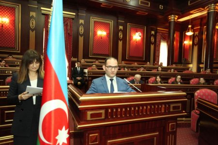 Ali Məhkəmənin Plenumunun iclasında məhkəmələrə yeni təyin olunan 40 hakim and içib Ali Məhkəmənin Plenumunun iclasında məhkəmələrə yeni təyin olunan 40 hakim and içib