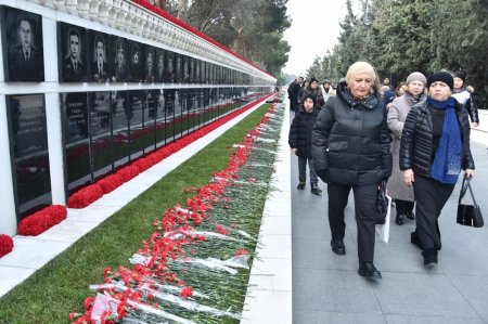 20 Yanvar faciəsinin 33-cü ildönümü ilə bağlı ziyarətçilər Şəhidlər xiyabanına axın ediblər