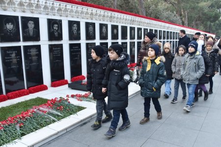 20 Yanvar faciəsinin 33-cü ildönümü ilə bağlı ziyarətçilər Şəhidlər xiyabanına axın ediblər