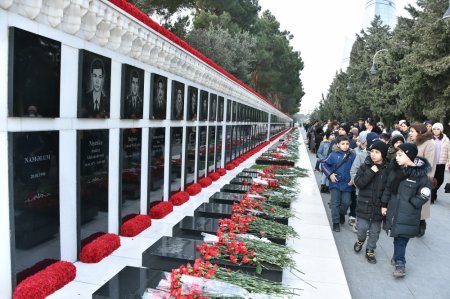 20 Yanvar faciəsinin 33-cü ildönümü ilə bağlı ziyarətçilər Şəhidlər xiyabanına axın ediblər