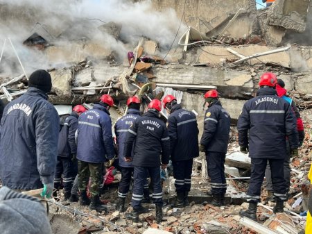 FHN-in xilasediciləri tərəfindən 11 nəfər dağıntılar altından sağ çıxarılıb