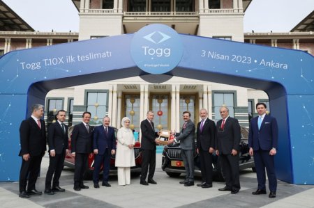 Türkiyənin ilk yerli avtomobili “TOGG”un T10X modeli Prezident Rəcəb Tayyib Ərdoğana təqdim olunub - FOTO