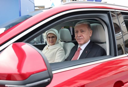 Türkiyənin ilk yerli avtomobili “TOGG”un T10X modeli Prezident Rəcəb Tayyib Ərdoğana təqdim olunub - FOTO