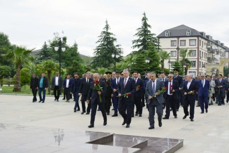 Ulu Öndər Heydər Əliyev qəlblərdə daimi sevgi, yaddaşlarda əbədiyaşarlıq qazanıb - FOTOLAR