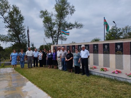 Qəbələ Oğuz yazarları Xaçmaz kənd şəhidlərinin məzarlarını ziyarət ediblər - FOTOLAR Qəbələ Oğuz yazarları Xaçmaz kənd şəhidlərinin məzarlarını ziyarət ediblər - FOTOLAR