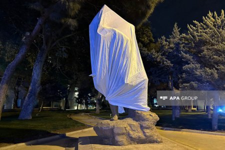 Bakıda Aşıq Ələsgərin heykəli ucaldılıb - FOTO Bakıda Aşıq Ələsgərin heykəli ucaldılıb - FOTO