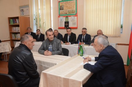 İcra başçısı Malik İsaqov sakinlərlə növbəti səyyar qəbul keçirdi - FOTOLAR İcra başçısı Malik İsaqov sakinlərlə növbəti səyyar qəbul keçirdi - FOTOLAR