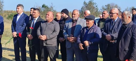 BƏRDƏDƏ ŞƏHİDİN MƏZARI ZİYARƏT OLUNDU RUHUNA DUALAR OXUNDU - FOTOLAR BƏRDƏDƏ ŞƏHİDİN MƏZARI ZİYARƏT OLUNDU RUHUNA DUALAR OXUNDU - FOTOLAR